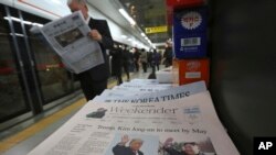 韩国首尔地铁报摊上出售的报纸头条是美国总统川普和朝鲜领导人金正恩计划举行峰会的报道。 (2018年3月10日)