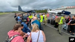 一批新西兰游客2024年5月21日准备搭机离开新喀里多尼亚。(新西兰国防军照片)