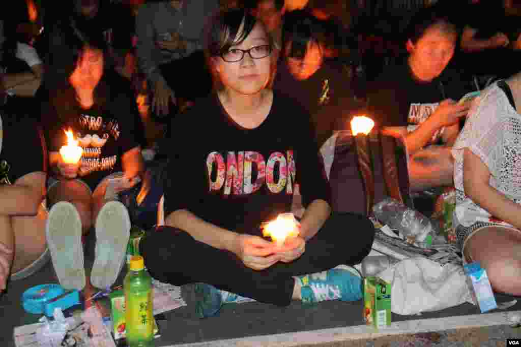 十万港人在维园举行纪念六四26周年烛光晚会(美国之音海彦拍摄)