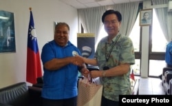 台湾外交部长吴钊燮访问瑙鲁参加太平洋岛国论坛年会相关活动时,与瑙鲁总统巴伦·瓦卡会面(台湾外交部推特帐号)