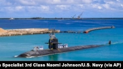 资料照片:由美国海军提供的这张照片中,洛杉矶级俄克拉荷马城号快速攻击潜艇(SSN 723)正返回关岛美国海军基地。(2021年8月19日)