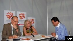 帕特森和费丽.杨接受美国之音采访