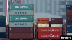 香港葵青集装箱码头,中海集运和中海集运的集装箱在一艘集装箱船上。(2018年7月25日)