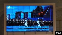 5月9日二战胜利庆典莫斯科红场阅兵最后彩排,俄罗斯媒体电视画面中显示的中国三军仪仗队。(美国之音白桦拍摄)