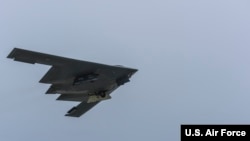 美国一架可携带核武器的B-2战略轰炸机2016年8月16日在亚太地区执行任务 (美国空军照片)