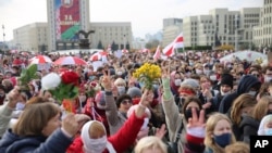 许多退休老人走上明斯克街头抗议总统选举结果(10月26日)。