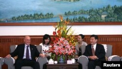 美国前财政部部长保尔森与中国国家主席习近平(资料照片)