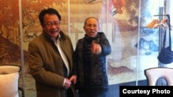 刘霞和其律师莫少平合影(莫少平提供)