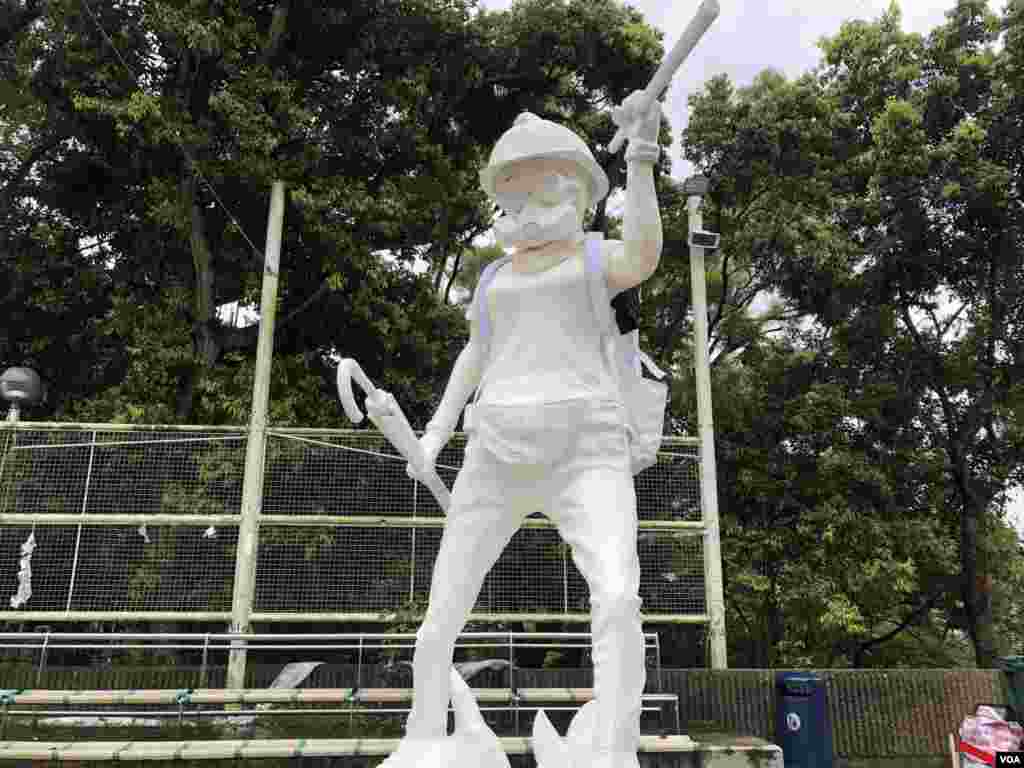 抗议者在香港中文大学竖立的香港民主女神像。这座塑像在8月31日亮相。 (2019年9月2日)