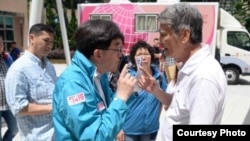 食物及卫生局局长高永文与一位长者辩论 (苹果日报图片)