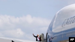 川普总统登上空军一号前挥手致意。