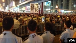 港警在旺角占领区与占领者对峙(美国之音海彦拍摄)