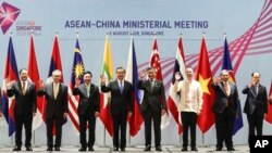 中国外长王毅在新加坡参加东盟外长会议时与其他国家外长合影 (2018年8月2日)