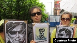 Thai King Bhumibol Adulyadej, along with his family, arrive at Klai Kangwon Palace before a ceremony in celebration of the king's 86th birthday in Prachuap Khiri Khan province, Dec. 5, 2013.