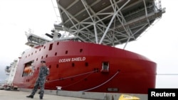 停泊在澳大利亚珀斯附近海军基地的美国海军脉冲信号定位仪 (2014年3月30日)