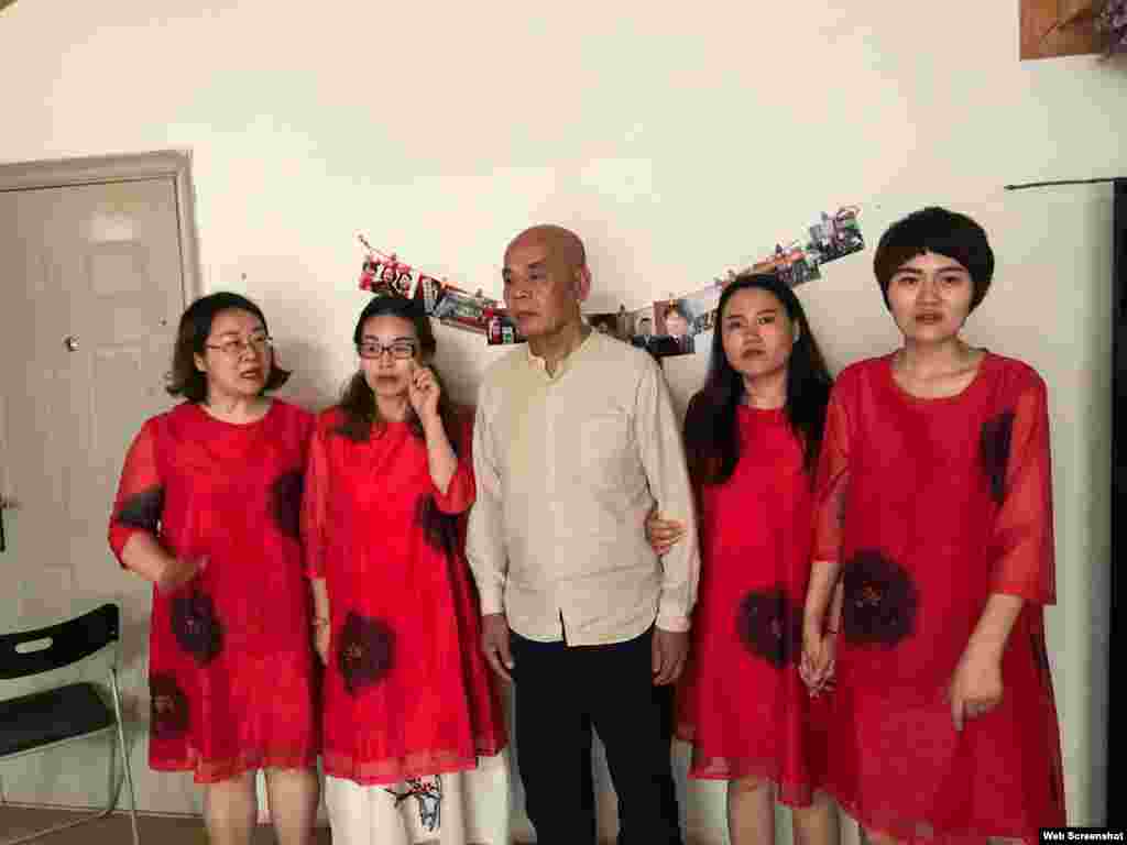 中国709律师的妻子李文足(右起第一人)、 王峭岭 (左起第一人)等人和知名草根人权活动人士吴淦(网名超级低俗屠夫)的父亲徐孝顺合影 (网络图片)。