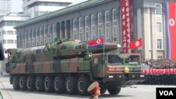Xe chở tên lửa của Bắc Triều Tiên trong một cuộc diễu hành quân sự hàng năm tại Quảng trường Kim Il Sung ở Bình Nhưỡng.