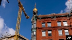 2022年2月14日是佛州帕克兰校园枪击案四周年日。在华盛顿白宫对面的西北区第15街和宾夕法尼亚大道,一名帕克兰枪击受害者的父亲爬上一架建筑起重机。(美联社)