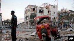 资料照片:一名索马里士兵在摩加迪沙街头站岗(2019年3月1号)。