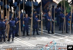 2014年10月14日香港警察清除抗议者用做路障的竹竿