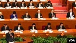 2017年3月5日,中国总理李克强在人大开幕会议作政府工作报告(美国之音叶兵拍摄)