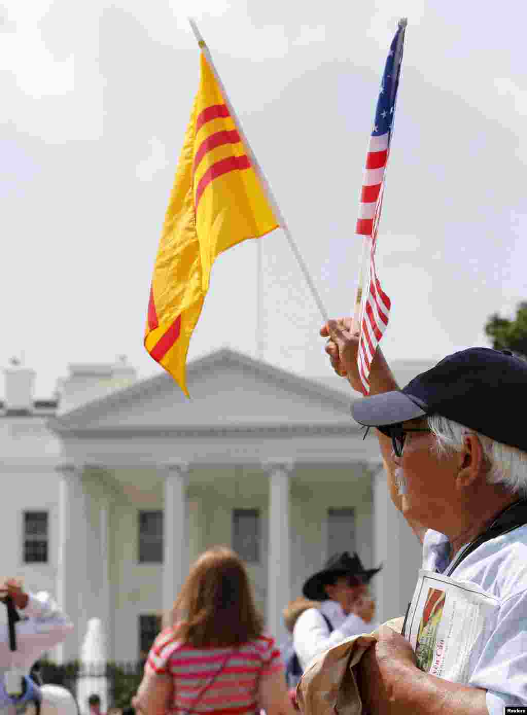 Người biểu tình tập trung bên ngoài Tòa Bạch Ốc trong lúc Tổng thống Mỹ Barack Obama gặp Tổng Bí thư đảng CSVN Nguyễn Phú Trọng, ngày 7/7/2015.