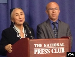 热比娅举行记者会,右为英文翻译(美国之音 莉雅拍摄)