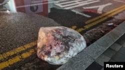 由韩国国防部提供和发布的照片显示,一个塑料袋装着各种物品,其中包括一个似乎是垃圾的气球,气球越过了朝韩边界,据信气球是朝鲜发送的。(资料照片,2024年6月2日)