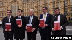 香港前立法会参选人梁天琦(左二)与报告英国作者合影 (英国智库“亨利杰克逊学会”图片)