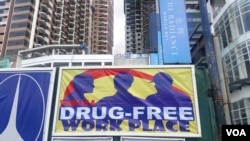 菲律宾首都马尼拉街头一工地的禁毒告示。(2016年11月23日,美国之音朱诺拍摄)