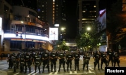 夏洛特市警察面对群众示威坚守防线(2016年9月)