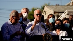 美国总统拜登视察纽约市皇后区的受灾地区(2021年9月7日)