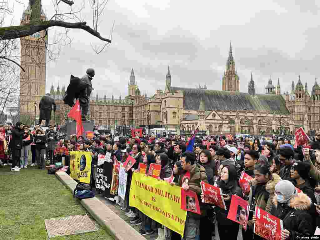 ယူကေနိုင်ငံ လန်ဒန်မြို့တော်မှာ ဒီနေ့ကျင်းပတဲ့ စစ်တပ်အာဏာသိမ်း ၄ နှစ်ပြည့် ဆန့်ကျင်ဆန္ဒပြပွဲ မြင်ကွင်း။ ဖေဖေါ်ဝါရီ ၁၊ ၂၀၂၅ (Photo Credit: NUG office, UK)