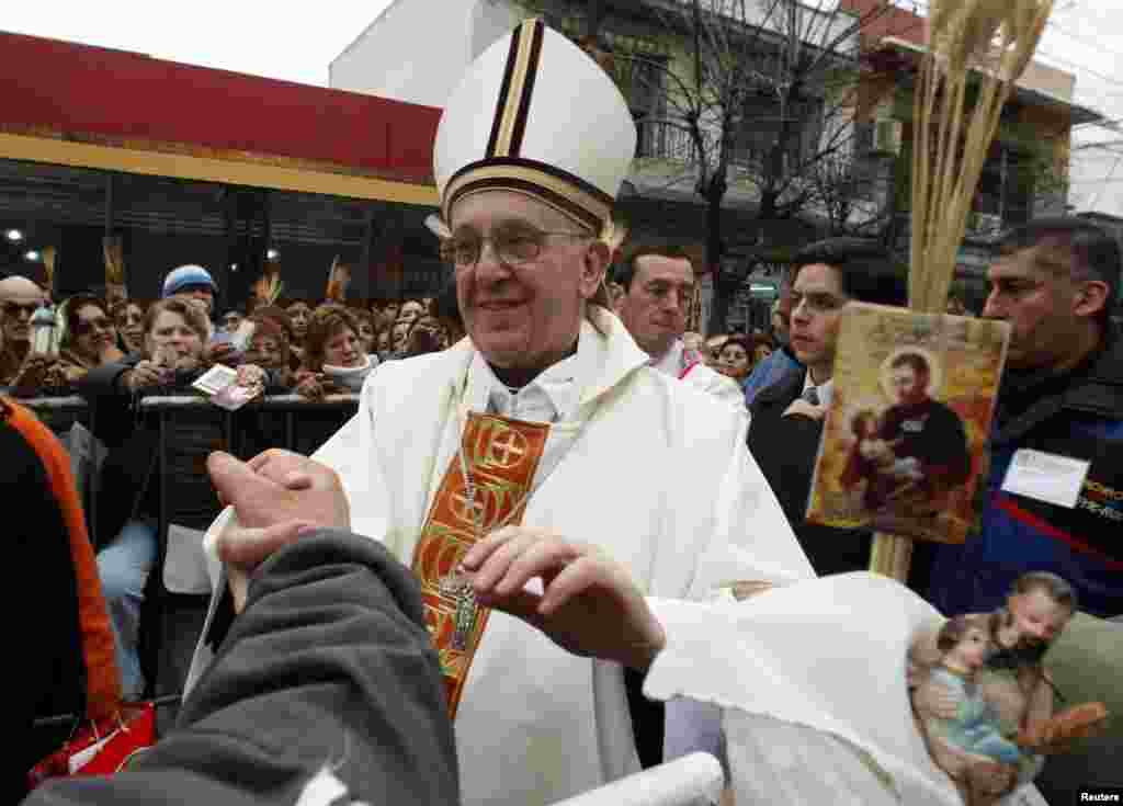 Ðức Tổng giám mục Buenos Aires, Hồng Y Jorge Bergoglio, chào đón giáo dân tại Buenos Aires, ngày 7/8/2009.