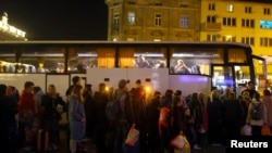 乌克兰难民排队等待被送往波兰的一个临时难民接纳中心。(2022年3月24日)