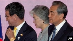 资料照:(左起)日本外务大臣河野太郎、韩国外长康京和中国外长王毅在泰国曼谷出席东盟会议。(2019年8月2日)