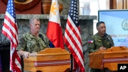 资料照:美国印太司令塞缪尔·帕帕罗上将与菲律宾军事总司令罗密欧·布劳纳在菲律宾军事学院举行的联合记者会上讲话。(2024年8月29日)