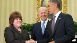 Tổng thống Obama bắt tay bà Julia Pierson giám đốc Sở Mật Vụ Hoa Kỳ, 27/3/13