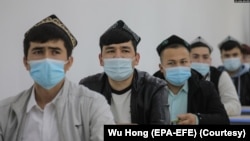 资料照:中国政府组织外国记者参观新疆乌鲁木齐伊斯兰学校里的少数民族学生上课。(2021年4月22日)