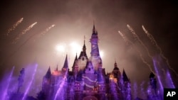 上海迪士尼乐园城堡在对外开放前试放烟火(2016年5月31号)
