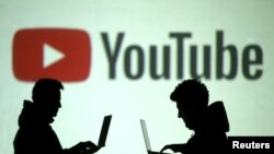 资料照:屏幕上映射的YouTube标识。