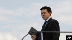 时任共和党总统候选人政策顾问的陈仁宜陪同罗姆尼访问波兰。（2012年7月30日）