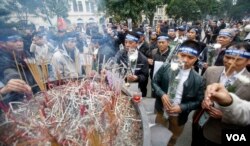 越南数十名抗议者星期二在河内市中心集会,纪念1974年的黄沙海战(中国称西沙之战)42周年(2016年1月19日)。