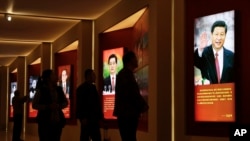 北京的中国军事博物馆的长征展览中有习近平等先后5位领导人的肖像(2016年10月24日)