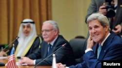 Ngoại trưởng Mỹ John Kerry (phải) trong cuộc thảo luận với ngoại trưởng các nước thuộc Liên đoàn Ả rập tại Bộ Ngoại giao ở Amman, ngày 17 tháng 7 năm 2013.