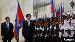 A brand ambassador tests Samsung's Gear VR headset at the Samsung Galaxy booth at the International Consumer Electronics Show in Las Vegas, Nevada, USA.