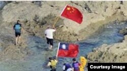 八名香港和中国大陆保钓人士2012年8月15日成功登岛。(资料图片)