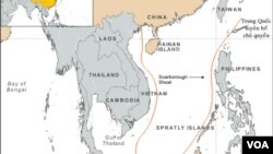 Seorang artis menutup dirinya dengan tempelan surat kabar sambil membaca buku pada hari pembukaan festival buku tahunan di Madrid, Spanyol.<br />
<br />
 