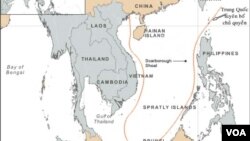 U.S. first lady Michelle Obama practices tai chi with students at Chengdu No.7 High School in Chengdu in southwest China's Sichuan province, March 25, 2014.