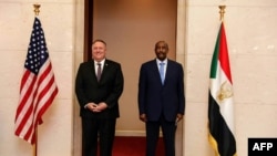 美国国务卿蓬佩奥与苏丹过渡主权委员会首席秘书长阿卜杜勒·法塔赫·布尔汉会晤。(2020年8月25日)